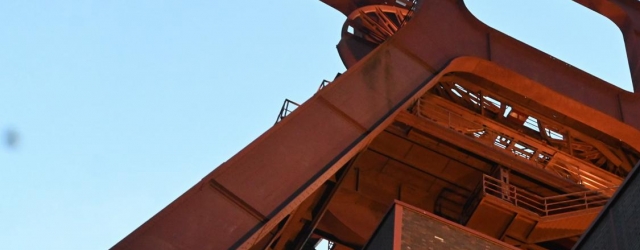 Das Doppelbockgerüst über Schacht XII: Wahrzeichen der Zeche Zollverein in Essen.