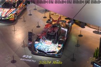 Blick von der Empore auf den Hypercar mit der Startnummer 20 und den Koons-Rennwagen dahinter. (Bild: Stefan Siedler / SiSt24)