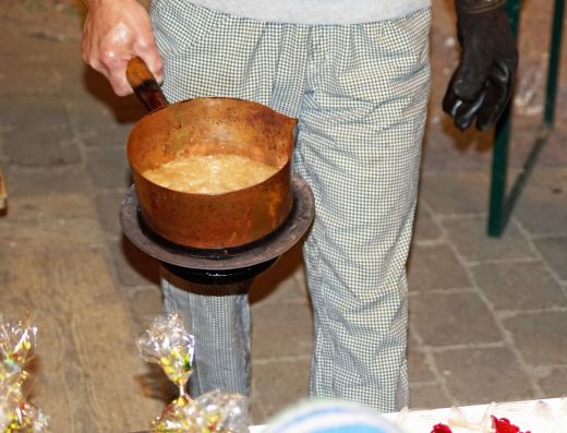 Zucker, Wasser, Glukose und Butter oder Lebensmittelfarbe bilden das Rezept der Zuckermasse.