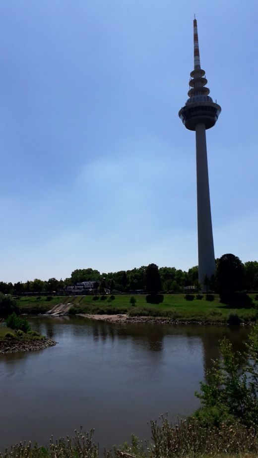 Der Fernmeldeturm nachmittags um 17.00 Uhr