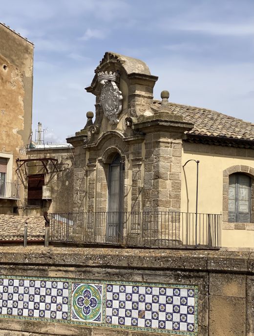 Caltagirone, Stadt des Val di Noto in Süd-Sizilien, UNESCO-Weltkulturerbe, hat ein historisches Zentrum der Stadt, das einige religiöse und zivile Gebäude mit prächtiger Architektur im spätsizilianischen Barockstil umfasst.