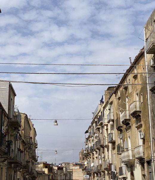 Caltagirone, Stadt des Val di Noto in Süd-Sizilien, UNESCO-Weltkulturerbe, hat ein historisches Zentrum der Stadt, das einige religiöse und zivile Gebäude mit prächtiger Architektur im spätsizilianischen Barockstil umfasst.