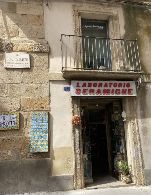 Caltagirone ist berühmt für seine Keramikkunst. Eine der Keramikwerkstätten und -läden der Stadt.