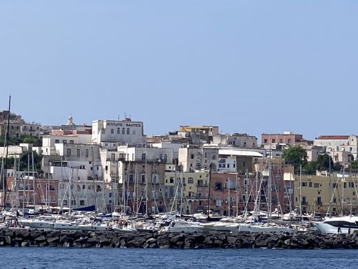 Procida liegt zwischen Kap Miseno und der Insel Ischia