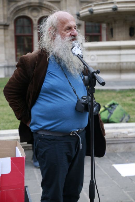  Alois Reisenbichler von der Wiener Friedensbewegung und Organisator des Events 